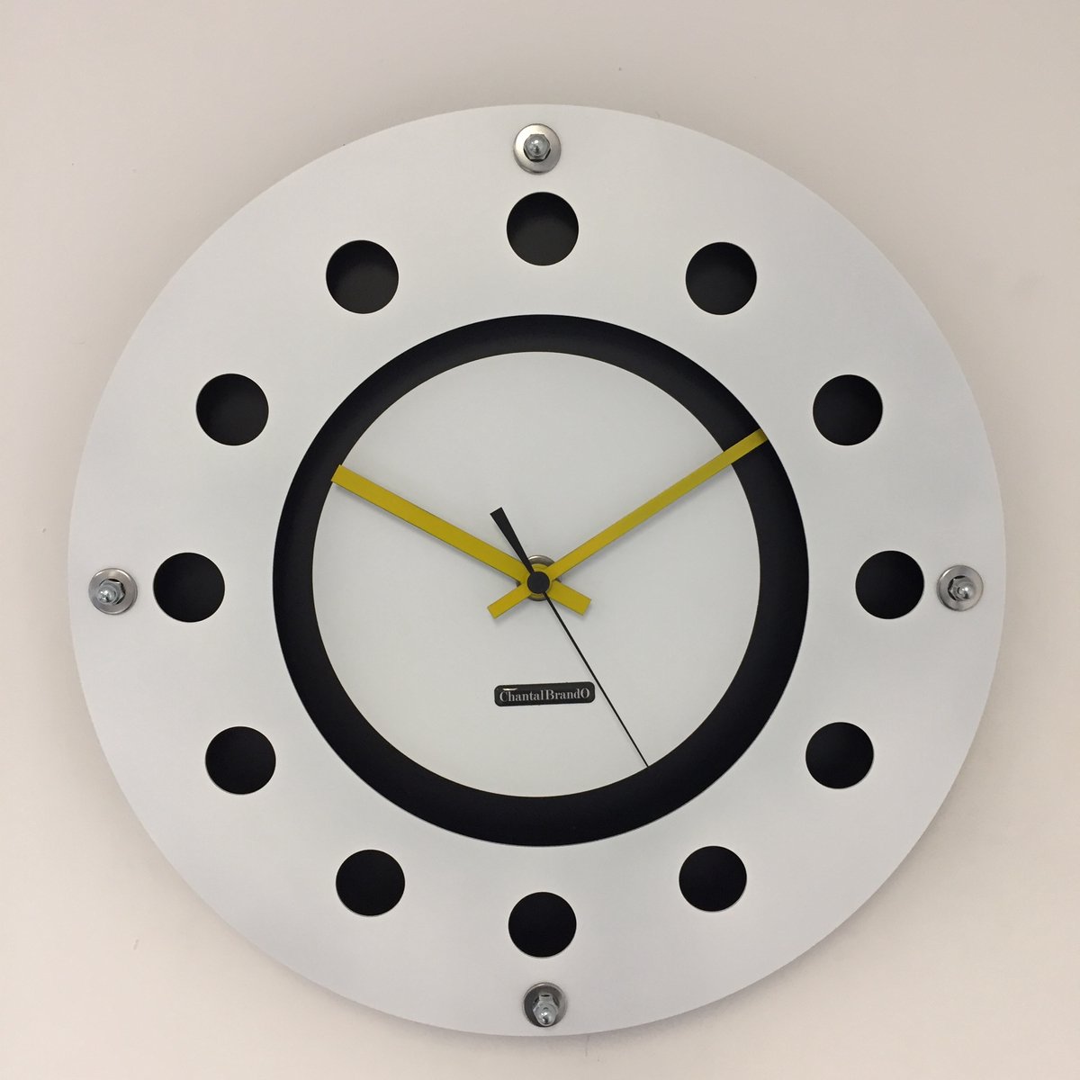 WANDKLOK WHITE FLANGE MECANICA FULL BLACK WITH WHITE  SMALL INNER CIRCLE BLACK YELLOW BLACK POINTER MODERN DUTCH DESIGN HANDGEMAAKT 40 cm