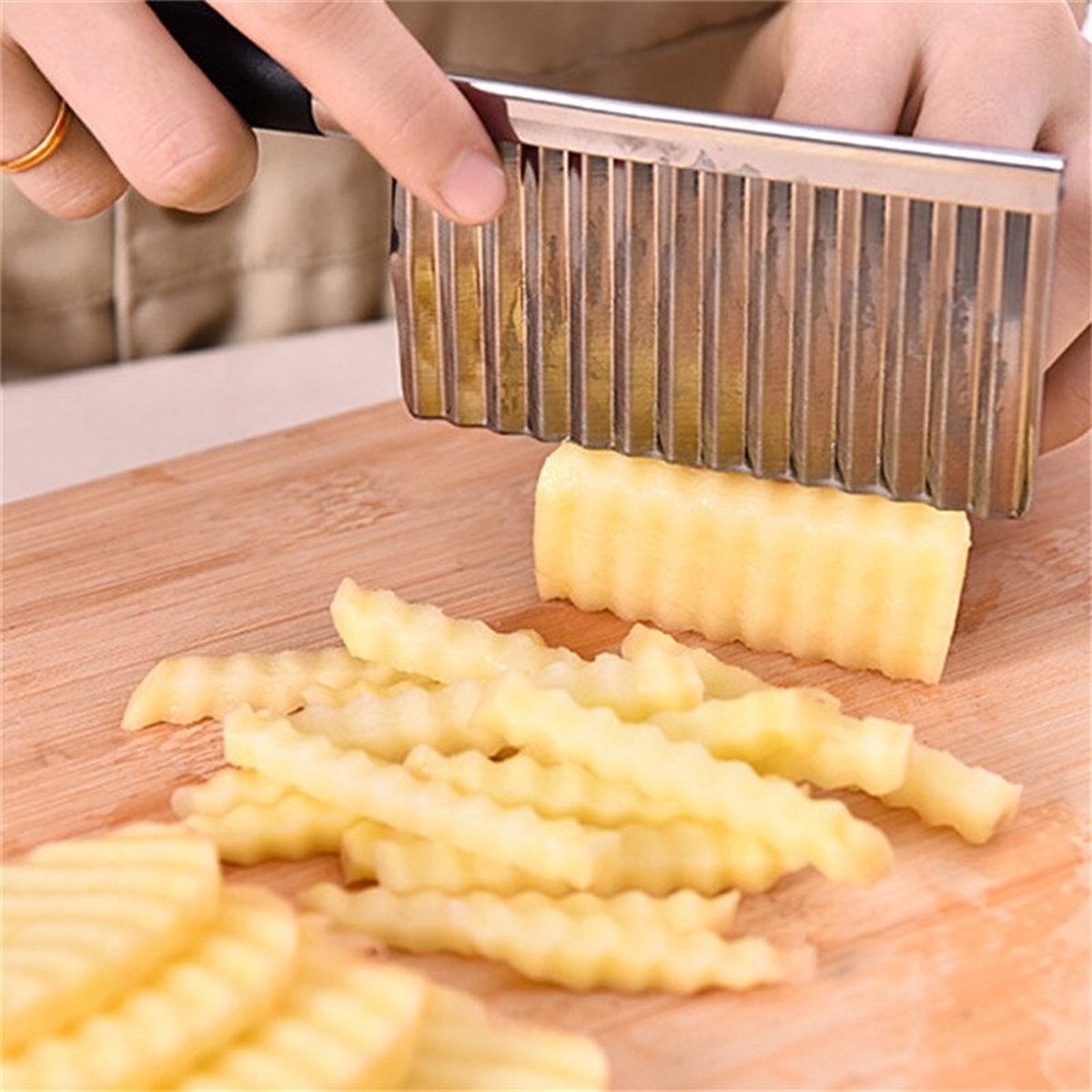 2 Pièces Coupe Patate en Acier Inoxydable, Coupe Frite Ondulée, Durable  Coupe Legume Ondulé, Couteau Ondulé, Coupe Frite Ondule pour Coupe Pommes  de Terre, Légume, Carotte, Oignon, Concombre : : Cuisine et