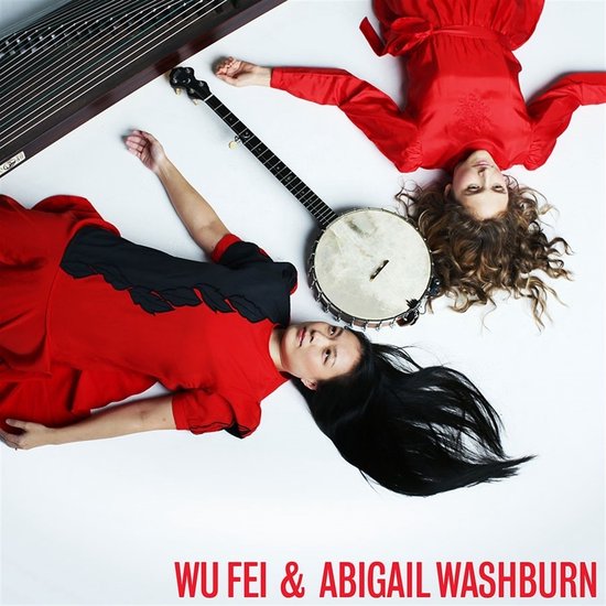 Twee vrouwen in rode jurken liggen op de grond naast een banjo en een citer. 'WU FEI & ABIGAIL WASHBURN' staat onderaan in rode letters.