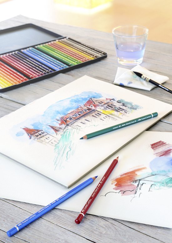 Een aquareltekening van een kasteel in aanbouw, met potloden en een glas water op een houten tafel.
