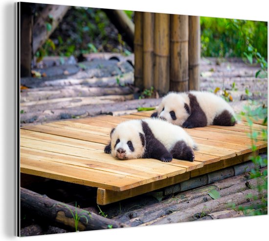 Wanddecoratie Metaal - Aluminium Schilderij Industrieel - Panda's - Vloer - Hout - 30x20 cm - Dibond - Foto op aluminium - Industriële muurdecoratie - Voor de woonkamer/slaapkamer