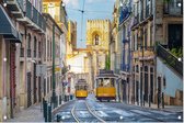 Tramwagons op lijn 28E in heuvelachtig Lissabon - Foto op Tuinposter - 60 x 40 cm