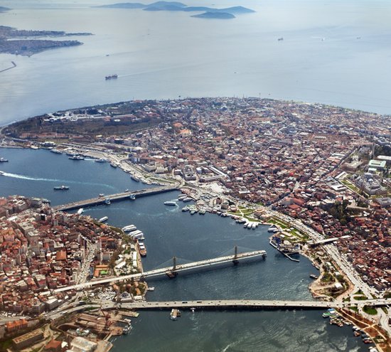 Foto: De bosporus scheidt europa en azi in istanbul fotobehang in banen 350 x 260 cm