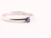 Fijne hoogglans zilveren ring met blauwe saffier - maat 15.5
