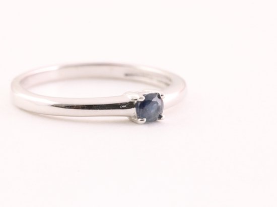 Fijne hoogglans zilveren ring met blauwe saffier - maat 15.5