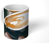 Mok - Een hartvormige bloem in een kop cappuccino - 350 ML - Beker