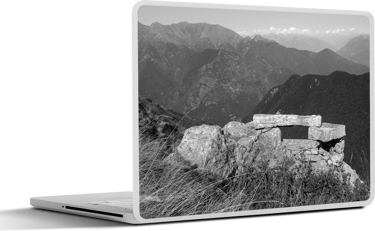 Afbeelding van product SleevesAndCases  Laptop sticker - 13.3 inch - Granietrotsen in het berglandschap van het Nationaal park Val Grande - zwart wit