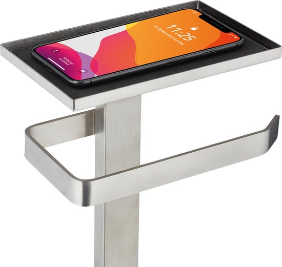 Close-up van het zilverkleurige plankje van de toiletrolhouder met een smartphone erop.