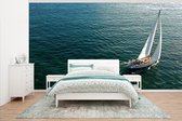 Behang - Fotobehang Volle zeilen van de zeilboot op het water - Breedte 500 cm x hoogte 280 cm