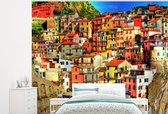 Behang - Fotobehang Kleurrijke huizen op de bergen in Cinque Terre - Breedte 275 cm x hoogte 220 cm