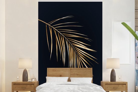 Papier peint photo peint photo Portrait de feuilles d'or - Feuille d' or avec des lames sur fond noir fotobehang vinyle largeur 145 cm x hauteur 220 cm - Impression photo sur papier peint vinyle (existe en 7 tailles) - chambre/salon/bureau