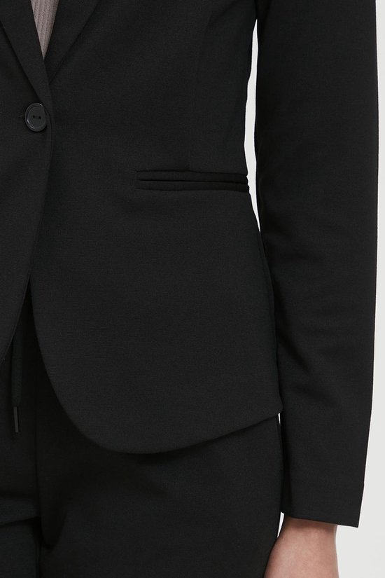 Close-up van een zwarte blazer met een enkele knoop en een paspelzak.