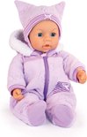Een baby-pop in een paars, zacht pakje met een muts met oortjes. Het pakje heeft gestreepte details op de borstzak en om de polsen. De muts en kraag zijn van witte fleece.