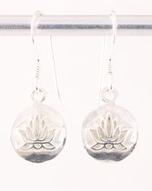 Fijne ronde zilveren oorbellen met lotus bloem