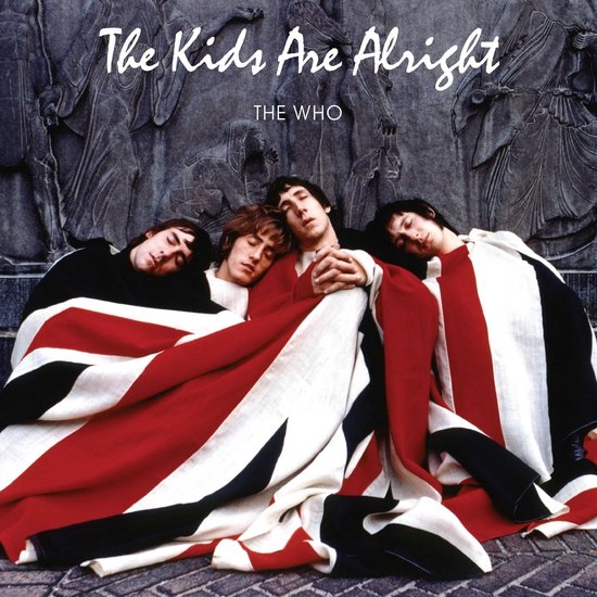 Vier mannen van The Who, verpakt in een Britse vlag, met tekst 'The Kids Are Alright' bovenaan.