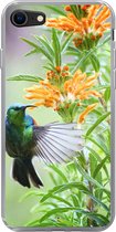 Geschikt voor iPhone SE 2020 hoesje - Close-up van een kleurrijke vogel naast planten met oranje bloemen - Siliconen Telefoonhoesje