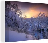 Canvas Schilderij De kleurrijke hemel boven het winterlandschap van het Nationaal park Abisko - 80x60 cm - Wanddecoratie