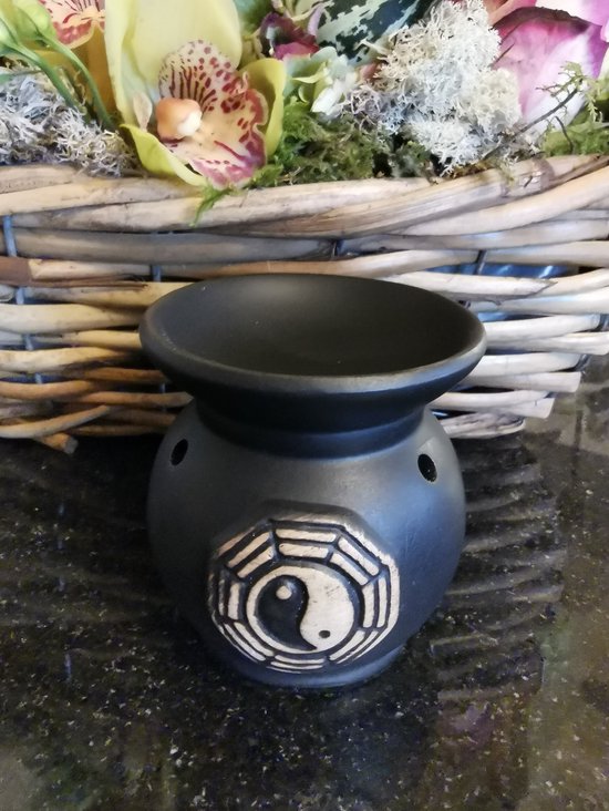 Oliebrander - waxmeltbrander  in zwart aardewerk met klassieke yin en yang motief