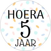 Traktatiestickers Hoera 5 Jaar - Stickervel - Cadeausticker - Wensetiket - Rond 40 mm - Sluitsticker - 20 stuks - Wit Pastel Groen Geel Roze Groen Blauw Paars Confetti - Sticker 5e