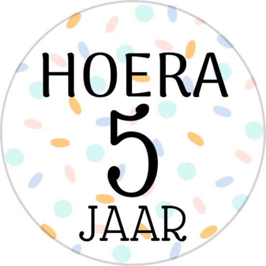 Ronde sticker met "HOERA 5 JAAR" in zwart. Achtergrond met pastelkleurige confetti.