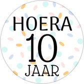 Traktatiestickers Hoera 10 Jaar - Stickervel - Cadeausticker - Wensetiket - Rond 40 mm - Sluitsticker - 20 stuks - Wit Pastel Groen Geel Roze Groen Blauw Paars Confetti - Sticker 1