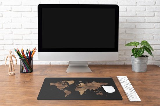Zwarte muismat met bruine wereldkaartprint, op houten bureau met computer en muis.