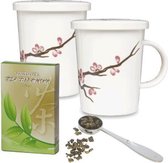 luxe geschenken set voor vrouw of vriendin bestaande uit twee theebekers Sakura 300 ml met filter en deksel 50 gram losse groene thee plus stalen maatlepel.