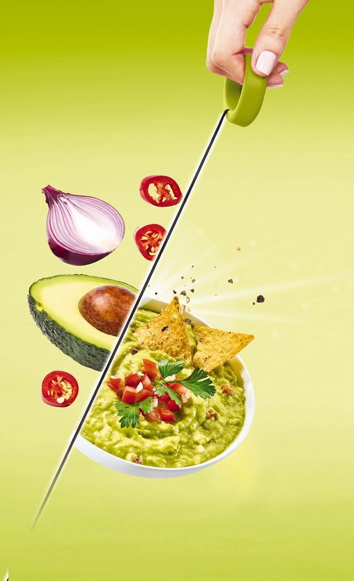 Hand snijdt avocado, ui en peper met de Tefal hakmolen. Ingrediënten worden fijngesneden tot guacamole in een witte schaal met tortillachips.