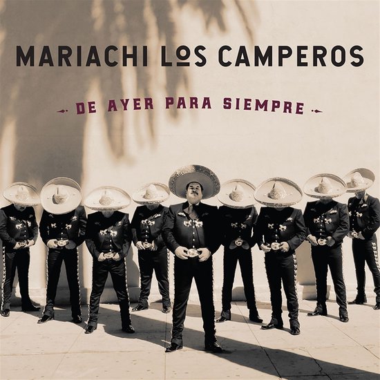 Albumhoes met Mariachi Los Camperos - De Ayer Para Siempre. Negen mannen in traditionele zwarte mariachi-outfits met grote sombrero's.