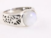 Opengewerkte zilveren ring met regenboog maansteen - maat 19.5