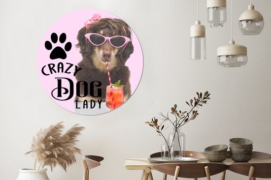 Cercle mural - Cercle mural - Citation Chiens 'Crazy dog lady' sur fond avec un chien et un cocktail - Aluminium - ⌀ 120 cm - Intérieur et Extérieur XXL