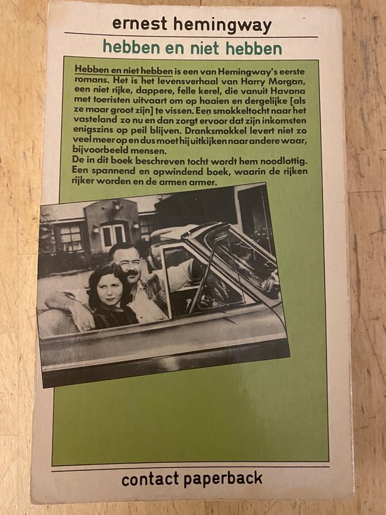 Boekomslag met tekst: "Ernest Hemingway", "hebben en niet hebben". Afbeelding van een auto met personen erin. "contact paperback".