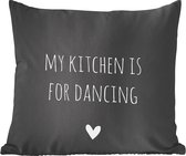 Sierkussens - Kussentjes Woonkamer - 60x60 cm - Engelse quote "My kitchen is for dancing" met een hartje tegen een zwarte achtergrond