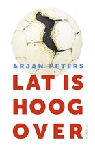 Un ballon de football usé au-dessus du titre 'Lat is hoog over' d'Arjan Peters