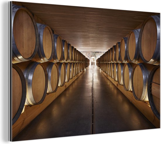 Wanddecoratie Metaal - Aluminium Schilderij Industrieel - Uitzicht op een lange rij van wijnvaten in een wijnkelder bij het Zuid-Amerikaanse Chili - 120x80 cm - Dibond - Foto op aluminium - Industriële muurdecoratie - Voor de woonkamer/slaapkamer