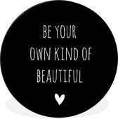WallCircle - Wandcirkel - Muurcirkel - Engelse quote "Be your own kind of beautiful" met een hartje tegen een zwarte achtergrond - Aluminium - Dibond - ⌀ 30 cm - Binnen en Buiten