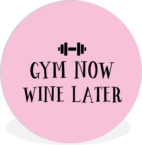 Wandcirkel - Muurcirkel Binnen - ⌀ - Kunststof - Quote gym now wine later op een roze achtergrond