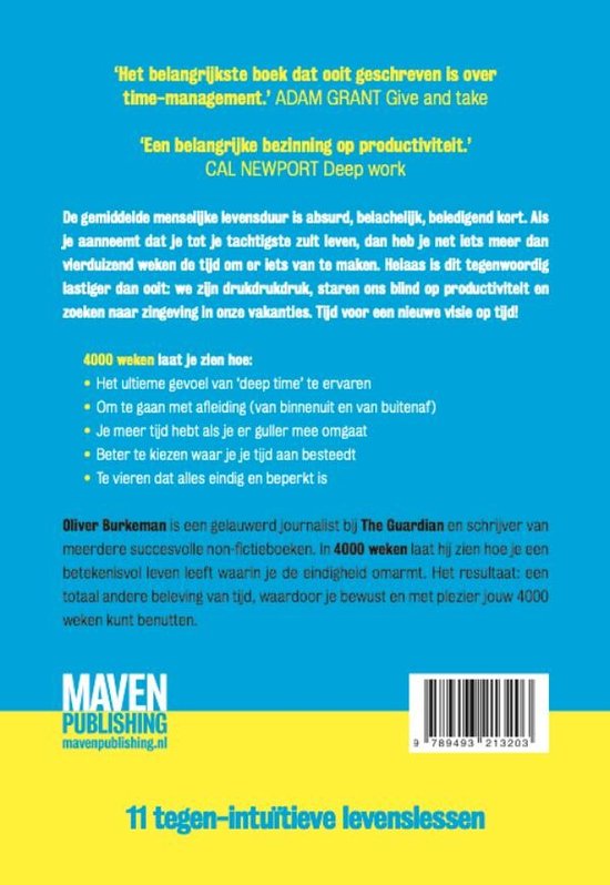 Achterkant van een boek met blauwe achtergrond en witte tekst. Bevat citaten, een beschrijving van het boek en de auteur, en een barcode.