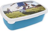 Broodtrommel Blauw - Lunchbox - Brooddoos - Jongen voetbalt - 18x12x6 cm - Kinderen - Jongen