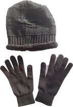 Warme muts met sportieve handschoenen