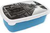 Broodtrommel Blauw - Lunchbox - Brooddoos - Vintage auto's weerspiegeld in plassen op in een straat Cuba - zwart wit - 18x12x6 cm - Kinderen - Jongen