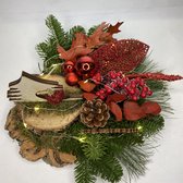 Kerststukje Merry red, handgemaakt op een dubbele houtschijf met kurk, led-verlichting/ sterverlichting, een houten kerstboom, diverse kerstdecoraties, zoals dennenappels, rode besjes en natu