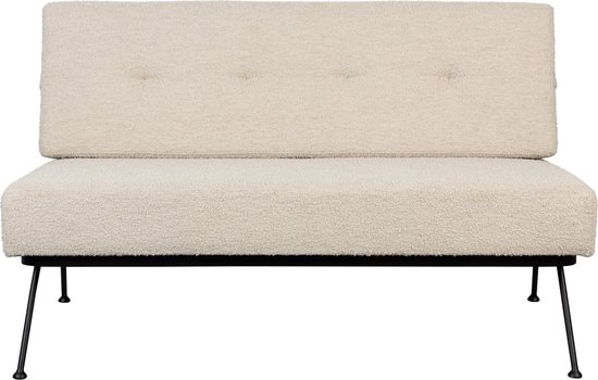 Een 2-zitsbank in beige bouclé stof met een los kussen, op dunne zwarte metalen poten, geïsoleerd.