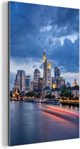 Wanddecoratie Metaal - Aluminium Schilderij Industrieel - Wolkenformatie boven Frankfurt am Main in Duitsland - 40x60 cm - Dibond - Foto op aluminium - Industriële muurdecoratie - Voor de woonkamer/slaapkamer