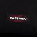 Close-up van een zwart Eastpak label.
