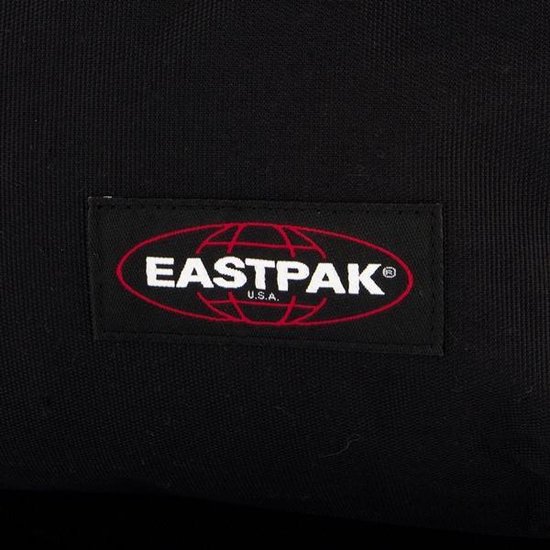 Close-up van een zwart Eastpak label.