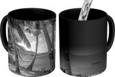 Magische Mok - Foto op Warmte Mok - Palmbomen op het strand van Colombia - zwart wit - 350 ML