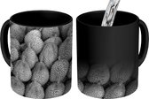 Magische Mok - Foto op Warmte Mok - Heel kraampje vol met hartige doerian vruchten - zwart wit - 350 ML