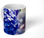 Mok - Close-up van een blauwe hortensia en een stad - 350 ML - Beker