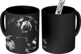Magische Mok - Foto op Warmte Mok - Close-up van een Maleise beer - zwart wit - 350 ML